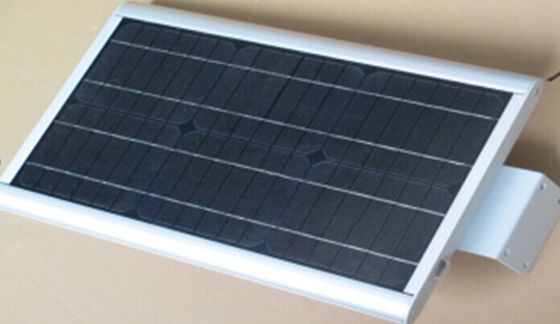 높은 루멘 50W 순수한 백색 IP66 옥외 한세트 태양 LED 가로등